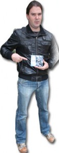 saurom Narci sosteniendo el disco después de la entrevista