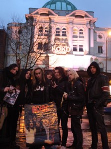 En los lados los '77 y en el medio los Night By Night con algunos fans homenajeando a Bon Scott 